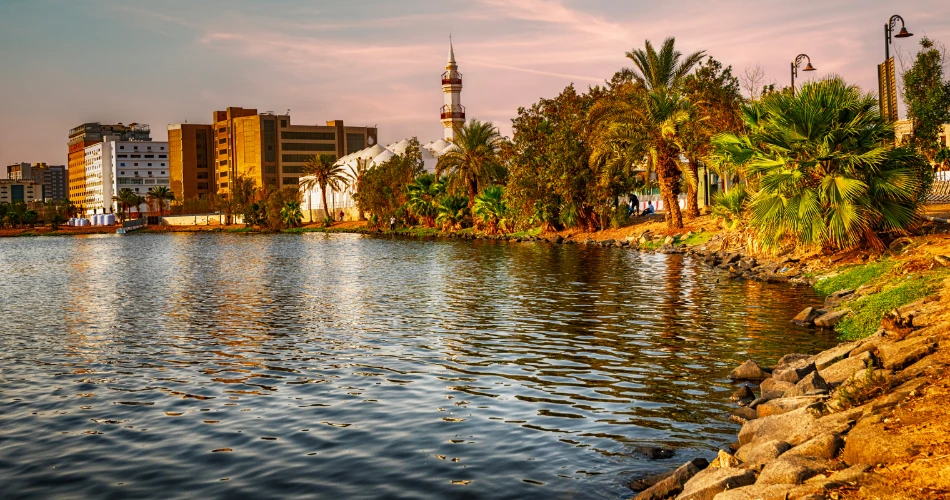 Jalan Malam di Taman Corniche Makkah