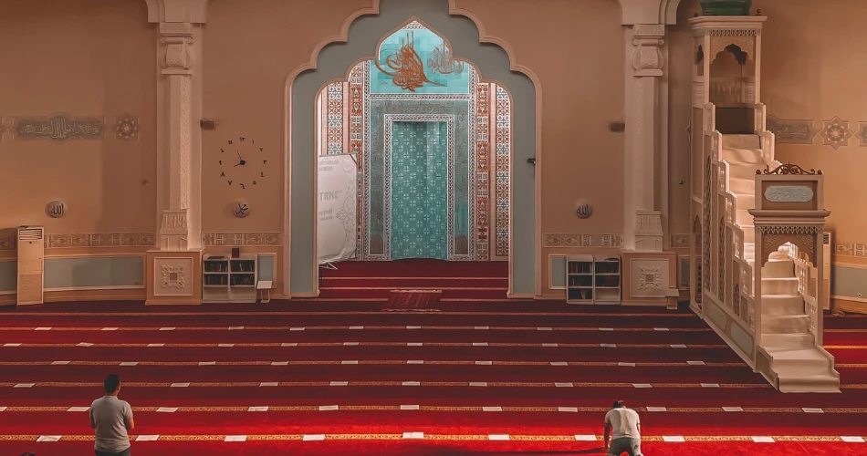 Masjid Ikonik dan Ruang Solat yang Kurang Dikenali di Bandar