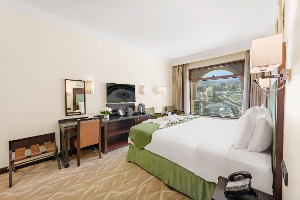 Deluxe room with green tones at Anjum Mecca Hotel