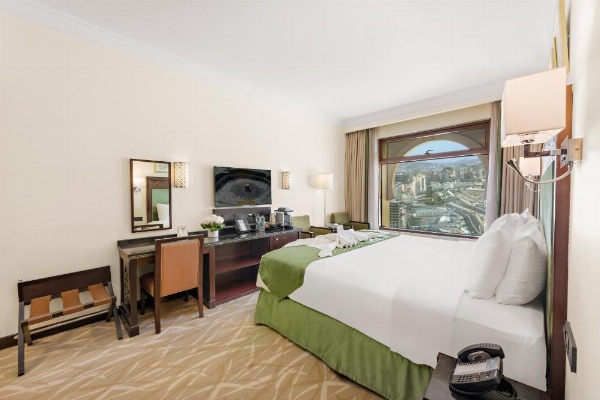 Deluxe room with green tones at Anjum Mecca Hotel
